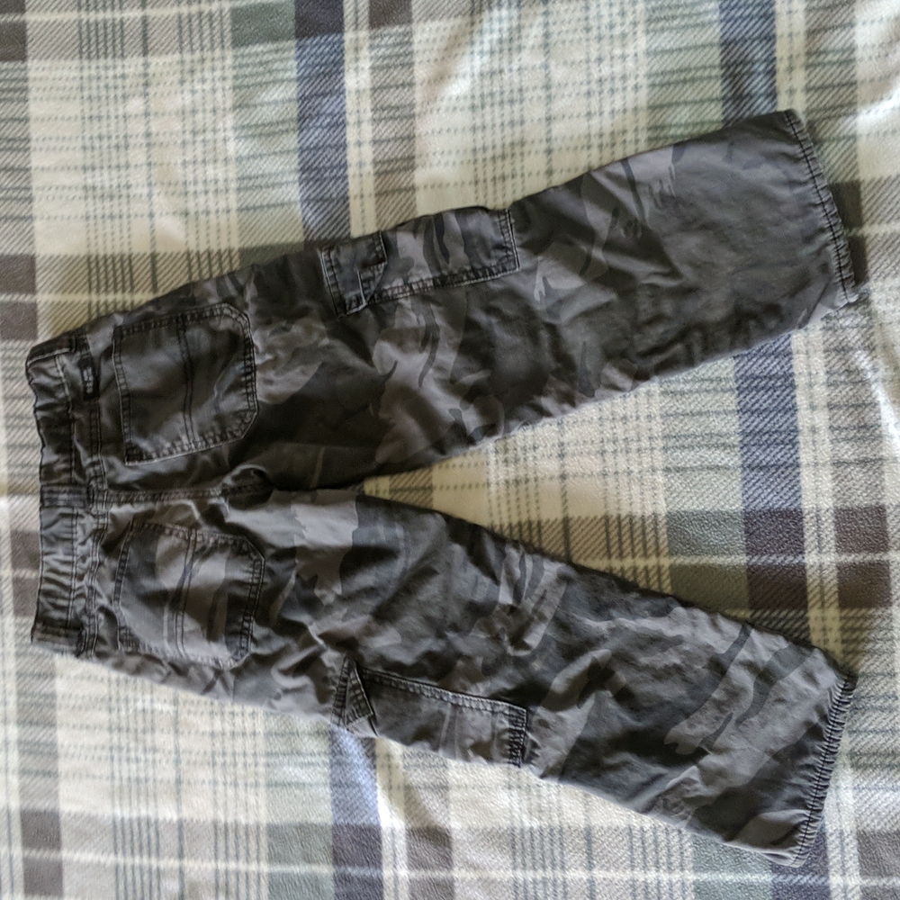 Wrangler fleece lined boys size 8 black camo cargo pants